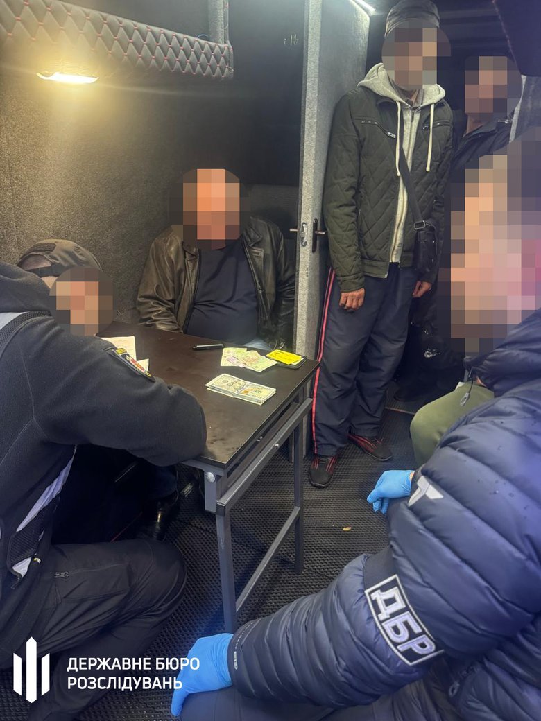 В Запорожье задержали двух чиновников ТЦК за взяточничество