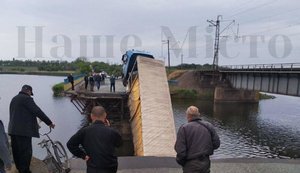 Во время пресс-конференции Зеленского на Днепропетровщине рухнул мост вместе с проезжающей по нему фурой. ВИДЕО+ФОТОрепортаж