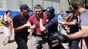 Неизвестные пытались забросать Савченко яйцами в Одессе. ФОТО
