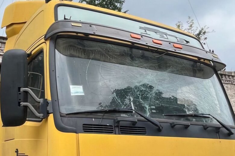 Внаслідок обстрілів пошкоджене харчове та промислове підприємства, 12 приватних будинків, 4 господарські споруди, 7 вантажівок і 2 легковики, лінія електропередач.