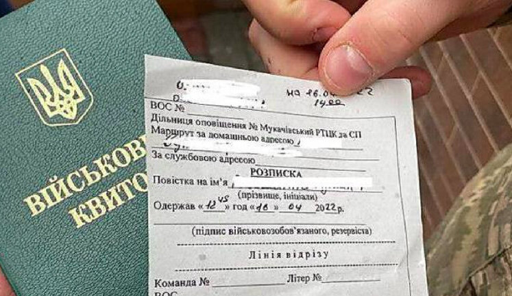 Нового воєнкома запросили на сесію у Каневі для знайомства, а той вручив місцевим депутатам повістки. ВIДЕО