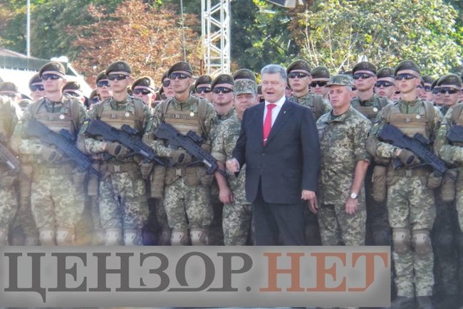 Порошенко побував на репетиції параду 06