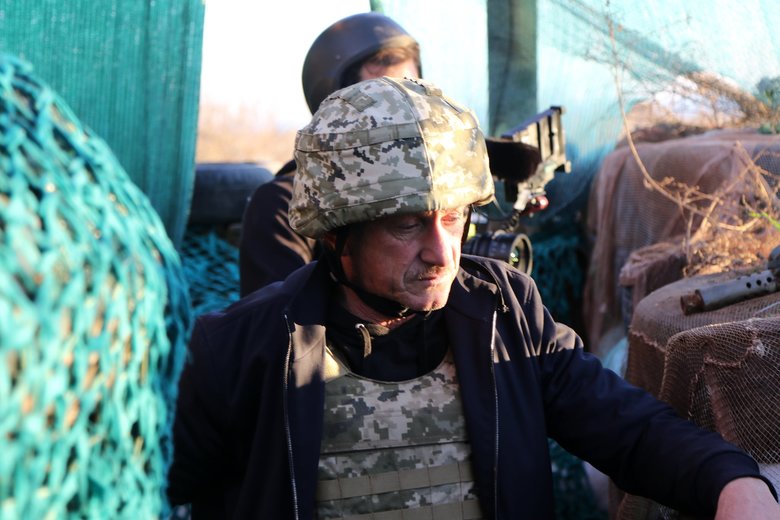Актор та режисер Шон Пенн, побувавши на Приазовї, побачив наслідки російських обстрілів та планує зняти документальний фільм про Україну, - ООС 10
