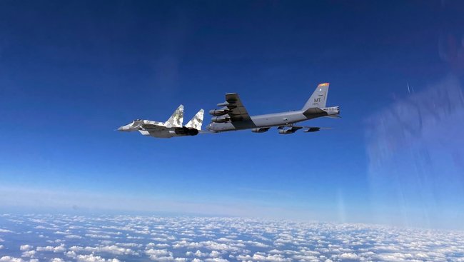 Американские стратегические бомбардировщики B-52 впервые пролетели над Украиной 01