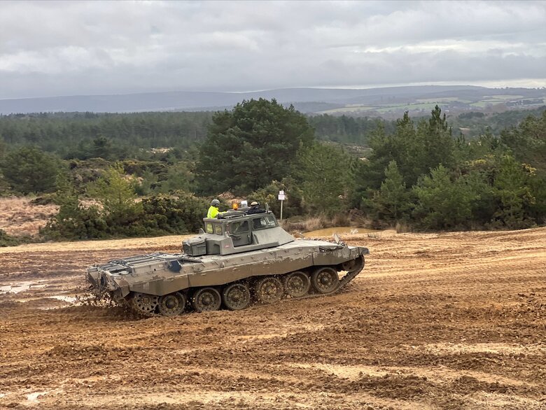 Воїни ЗСУ вже опанували управління танками Challenger 2, - міноборони Великої Британії 03