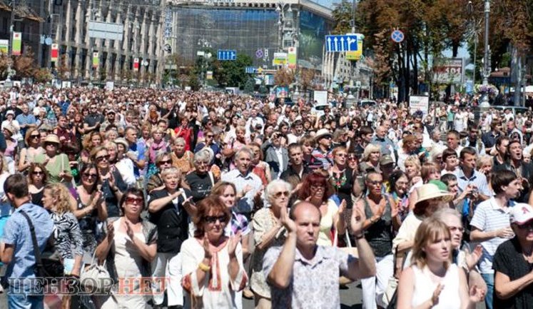 Украина прощается с Богданом Ступкой: по Крещатику за катафалком шли тысячи людей. ФОТОрепортаж