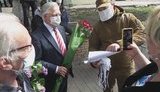 Симоненко с Лениным на груди прорывается к парку Славы: То комсомольский значок, это не комсомольский значок. ВИДЕО