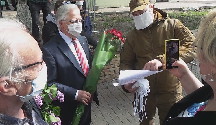 Симоненко с Лениным на груди прорывается к парку Славы: То комсомольский значок, это не комсомольский значок. ВИДЕО