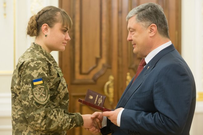 Порошенко наградил женщин-военнослужащих, принимавших участие в АТО 05