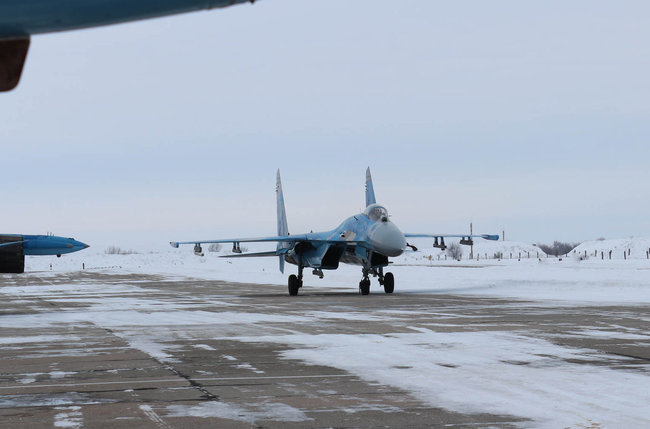 Льотчики-винищувачі бригади тактичної авіації провели командирські польоти вдень і вночі в різних метеорологічних умовах, - Міноборони 01