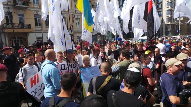 Шибениця, голова Леніна і бійки, - активісти пікетують КС з вимогою не скасовувати закон про люстрацію 26