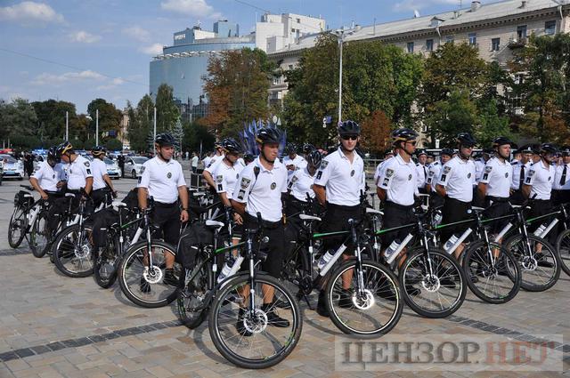 Вручение президентского штандарта и исполнение желания онкобольного мальчика - в Киеве отпраздновали день Национальной полиции 09