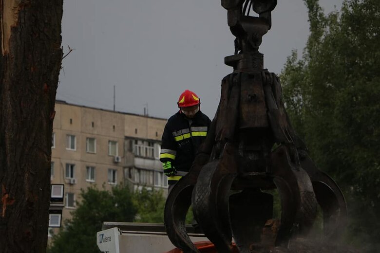 Ракетний удар по Дніпру: завершено розбір завалів медзакладу, - ДСНС 04