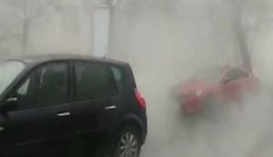 "Місто відігрівають від снігу", - у центрі Києва прорвало трубу з гарячим водопостачанням. ВIДЕО