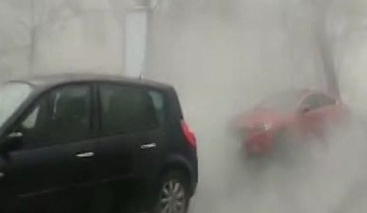 "Місто відігрівають від снігу", - у центрі Києва прорвало трубу з гарячим водопостачанням. ВIДЕО