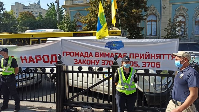 Євробляхери приїхали під Раду вимагати доступного розмитнення автомобілів 01