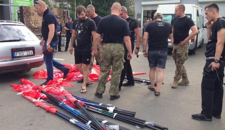 Націоналісти побили учасників акції проти перейменування проспекту Ватутіна на проспект Шухевича в Києві. ФОТОрепортаж