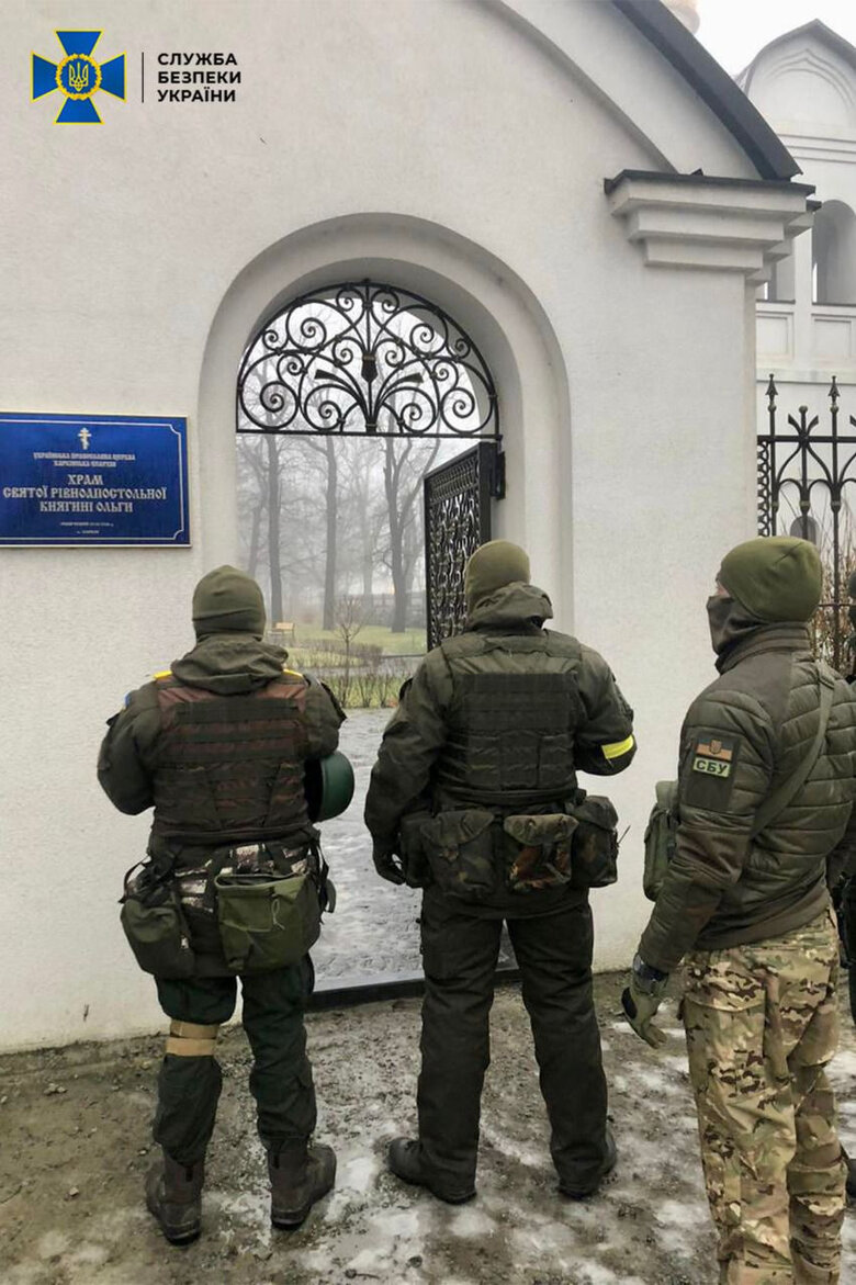 SSU finds libraries with pro-Kremlin literature, cash and dry rations of Russian army in Kharkiv diocese of UOC-MP 01