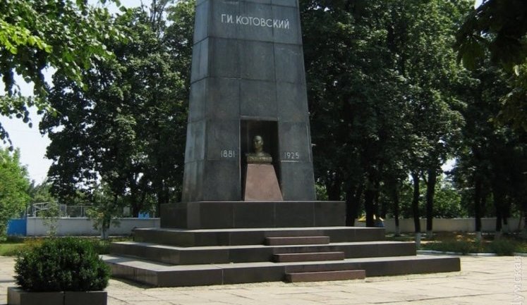 Неизвестные взломали мавзолей Котовского в Одесской области. ФОТО