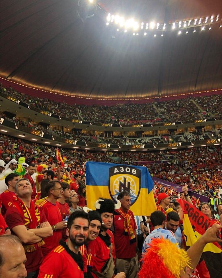 Представники FIFA відібрали прапор полку Азов у іспанських фанатів під час матчу ЧС-2022 01