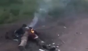 Рашист зафільмував наслідки удару FPV-дрона по "буханці": "Горит двухсотый, как его теперь грузить в пакет, х#р знает". ВIДЕО