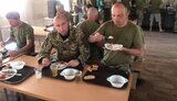 "Профессия повара, наверное, самая неблагодарная в ВСУ, но все приготовлено с душой", - комбриг 101-й бригады Вдовиченко о питании в Гончаровске. ФОТО