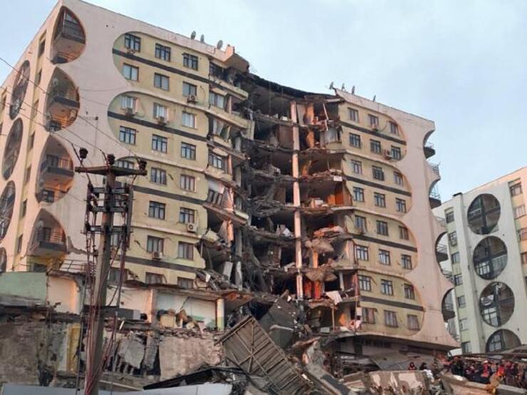 Strong earthquake occurred in Turkey, killing more than 900 people 01