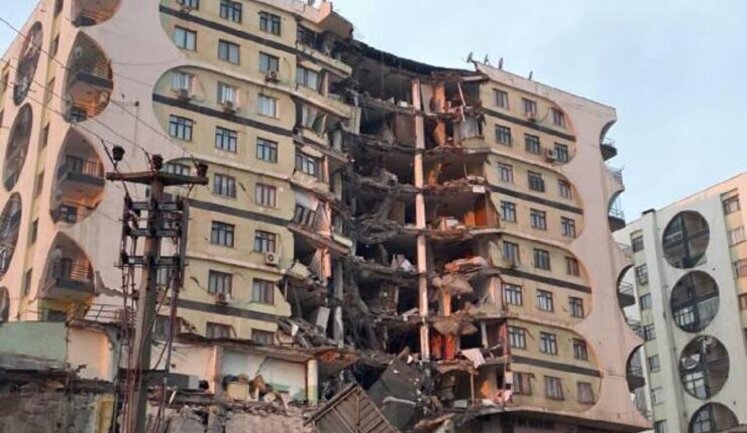 Strong earthquake occurred in Turkey, killing more than 900 people. PHOTOS