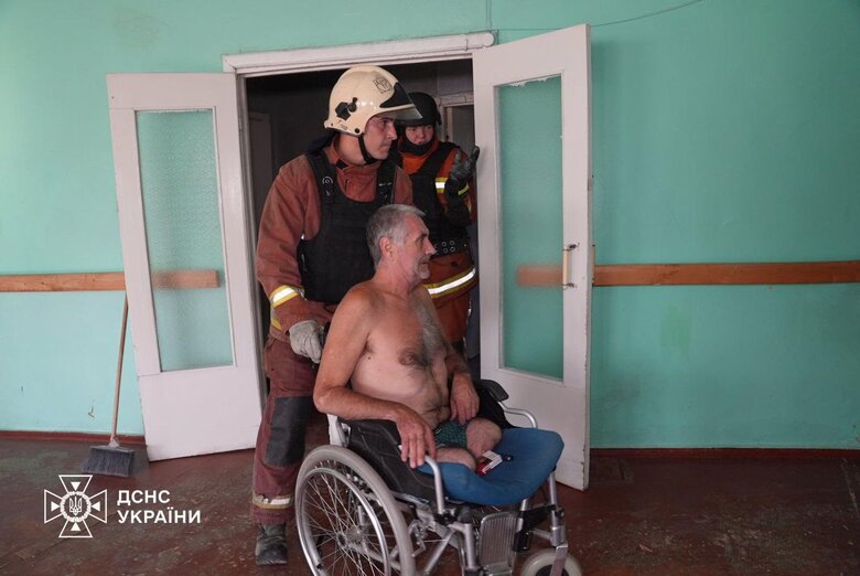 Рятувальники евакуюють людей з території пансіонату, який атакували рашисти