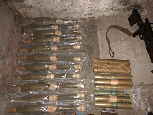 SBU apprehends ring of illicit arms traffickers in Kyiv 06
