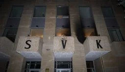 Російський дім у Празі закидали коктейлями молотова