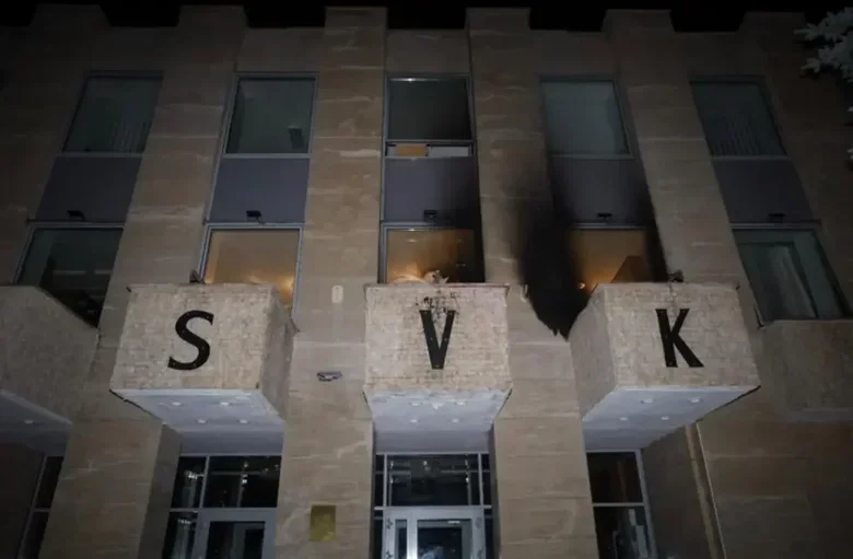 Російський дім у Празі закидали коктейлями молотова