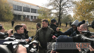 "Ми отримали команду вас не пропускати в Золоте", - поліція не пропускає колону активістів у місто на мітинг проти "формули Штайнмаєра"