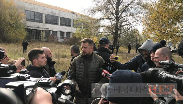 "Ми отримали команду вас не пропускати в Золоте", - поліція не пропускає колону активістів у місто на мітинг проти "формули Штайнмаєра"
