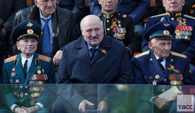 Лукашенко поїхав з Москви одразу після параду. В Кремлі кажуть - через справи. ФОТО