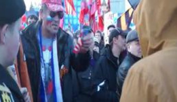 "Я тебя удавлю,бл#дь! Я ненавижу Америку! Иди на х#й!", - во время празднования захвата Крыма москвичи топтали и вытирали нос флагом США. ВИДЕО