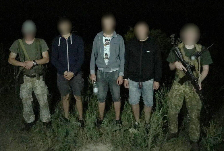 Затримано трьох чоловіків за спробу незаконного перетину кордону у Чернівецькій області