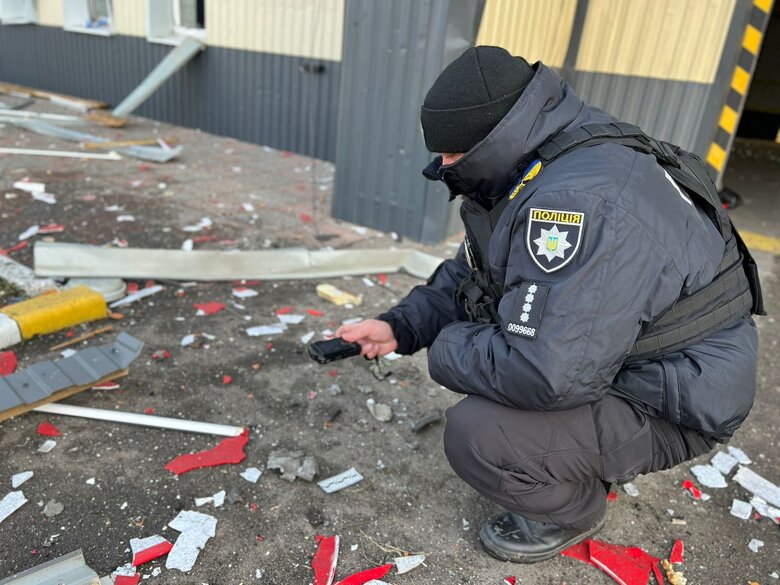 Наслідки ракетного удару по Конотопу: пошкоджено житлові будинки, приміщення СТО, 3 особи дістали поранення 10