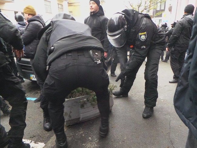 Прихильники Саакашвілі намагаються прорвати кордон поліції 16