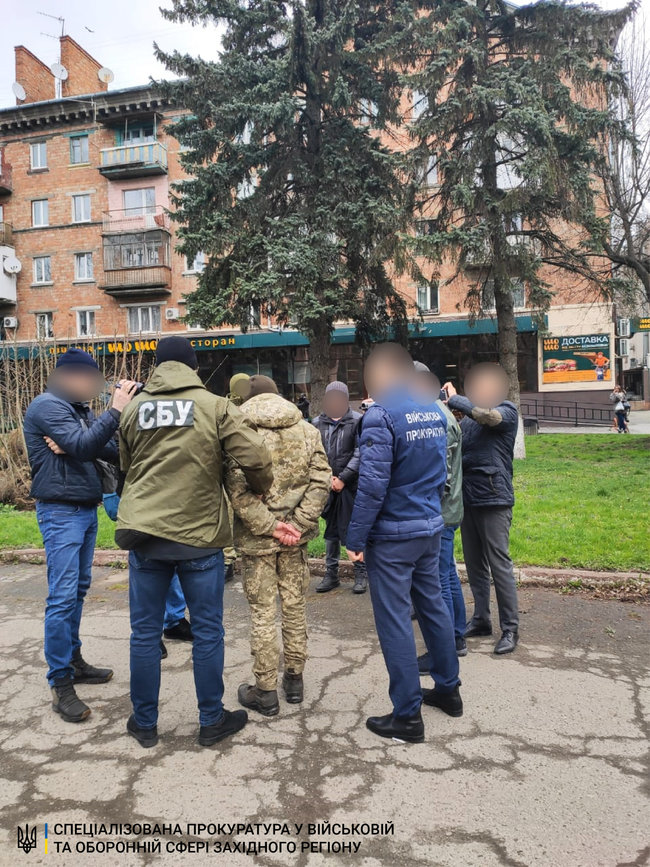 Военнослужащий Черновицкого погранотряда задержан на взятке 1050 евро за содействие контрабанде, - прокуратура 02