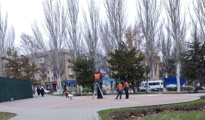 В окупованому Мелітополі облили червоною фарбою пам’ятник Леніну 02