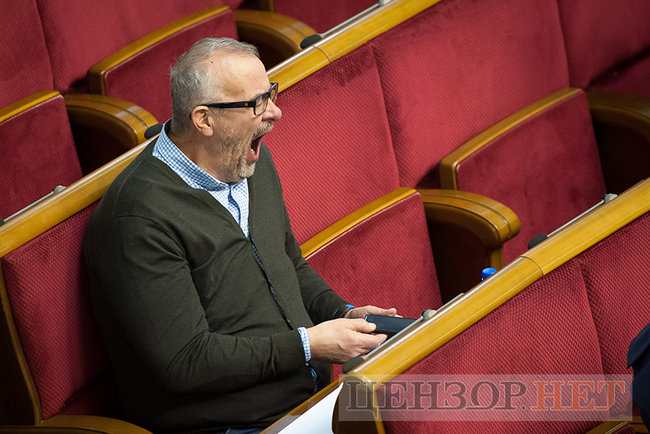 Депутати-соньки, Кіссе, який голосує за трьох, радісний Гройсман і обійми Лозового з Ляшком: як Рада вночі приймала Держбюджет-2019 12