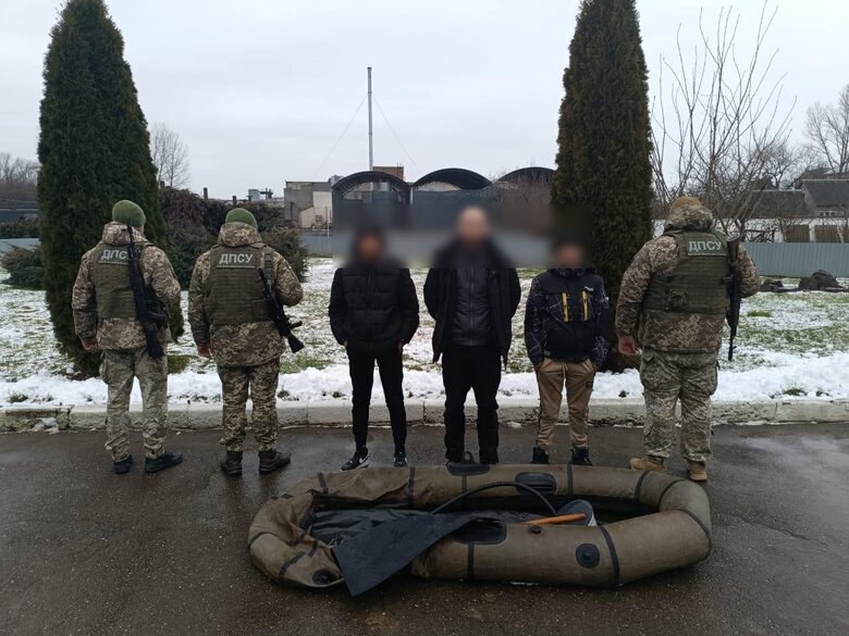 Прикордонники зупинили двох підлітків, які вели чоловіка до кордону