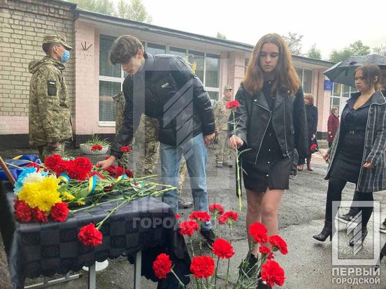 Меморіальну дошку воїну 53-ї ОМБр Юрію Малькову відкрили в Кривому Розі 04