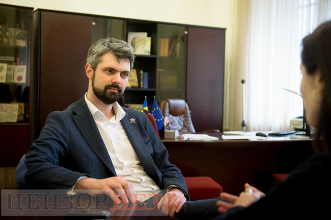 Місцева влада зазвичай видихає з легкістю, коли хтось самостійно демонтує об’єкти, що підлягають декомунізації, - директор Інституту нацпам’яті Антон Дробович 02