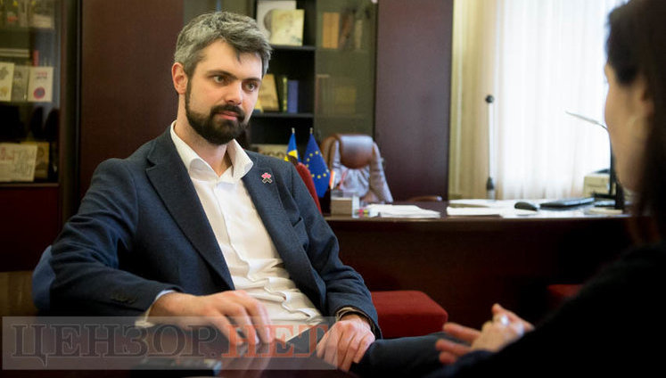 Місцева влада зазвичай видихає з легкістю, коли хтось самостійно демонтує об’єкти, що підлягають декомунізації, - директор Інституту нацпам’яті Антон Дробович