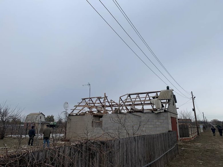 Эвакуация детей и персонала из детского сада, попавшего под обстрел войск РФ в Станице Луганской 13