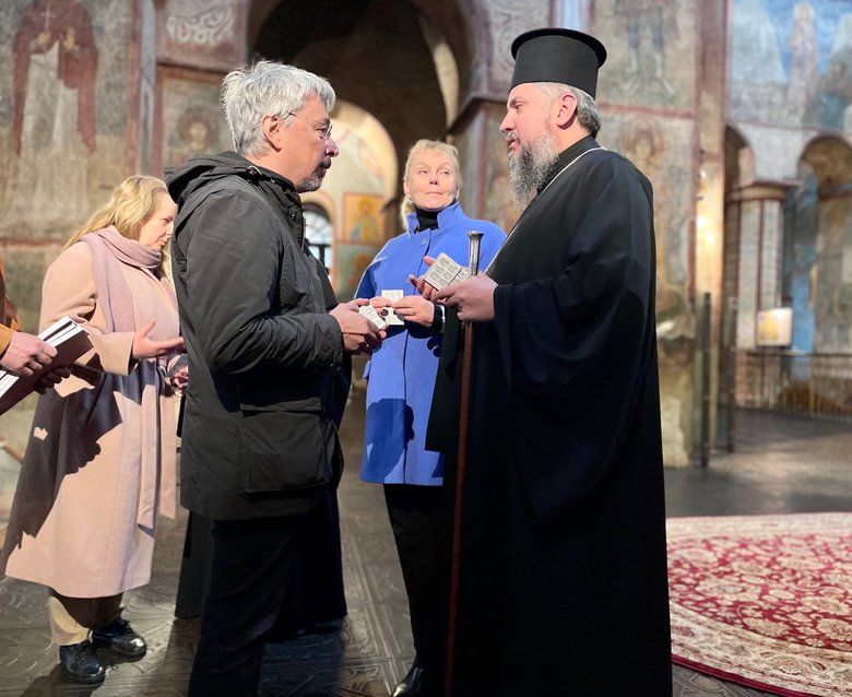 У Софійському соборі освятили репліку меча покровителя українського війська - гетьмана Сагайдачного 04