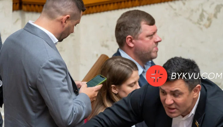 "Слуга народа" Арахамия во время сегодняшнего заседания Рады планировал с Ермаком визит в Афины: "А в воскресенье встретимся с их премьером", - СМИ. ФОТО