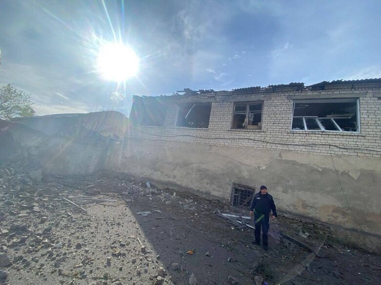 Росіяни скинули КАБи на подвір'я школи у Бериславі